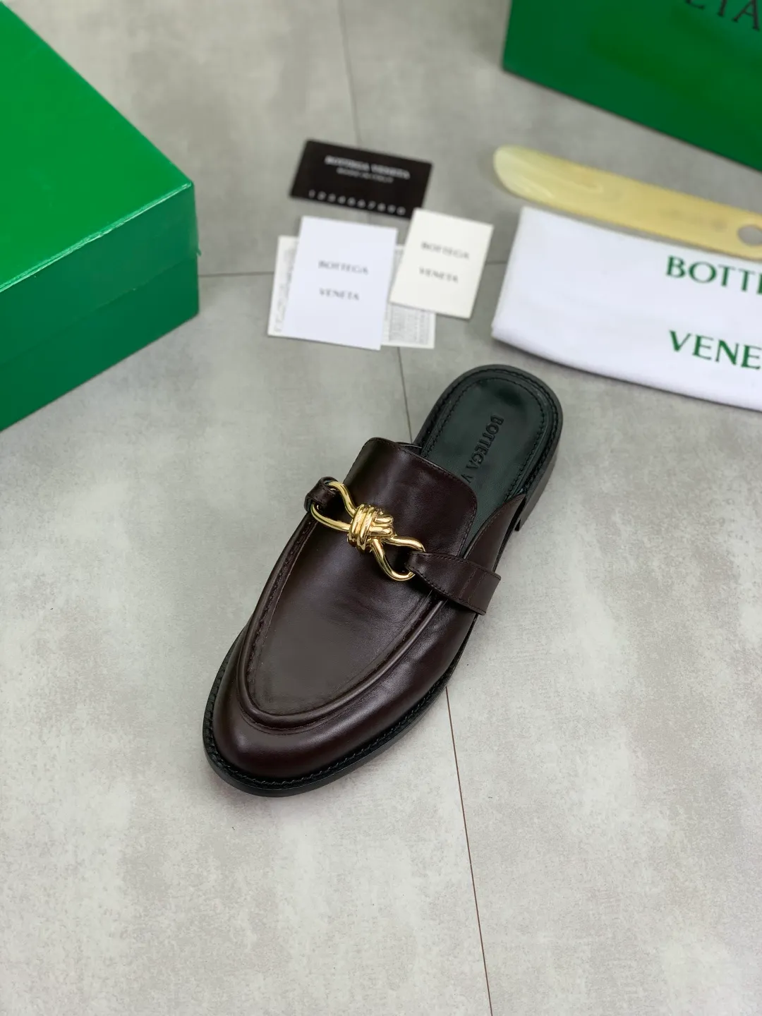 Men's shoes 💰P800 [New model] (genuine leather outsole) water-dyed cow lining 💰High-quality business couple half-slip leather shoes 💎💎💎 BOTTEGA VENETA official website synchronizes the latest top version of BV in the market, accepts material comparison, shoe type comparison, process comparison, practical and textured, versatile and suitable for any occasion, the more you look at it, the more flavorful it becomes. Purely hand-knitted craftsmanship - Upper material, calfskin imported from Italy 🇮🇹 - High-quality water-dyed cowhide lining - Original private model customized leather outsole -Size: Female 35-39 (40 ordered) Male 39-44 (38 45 can be customized) Color: Multiple colors available
